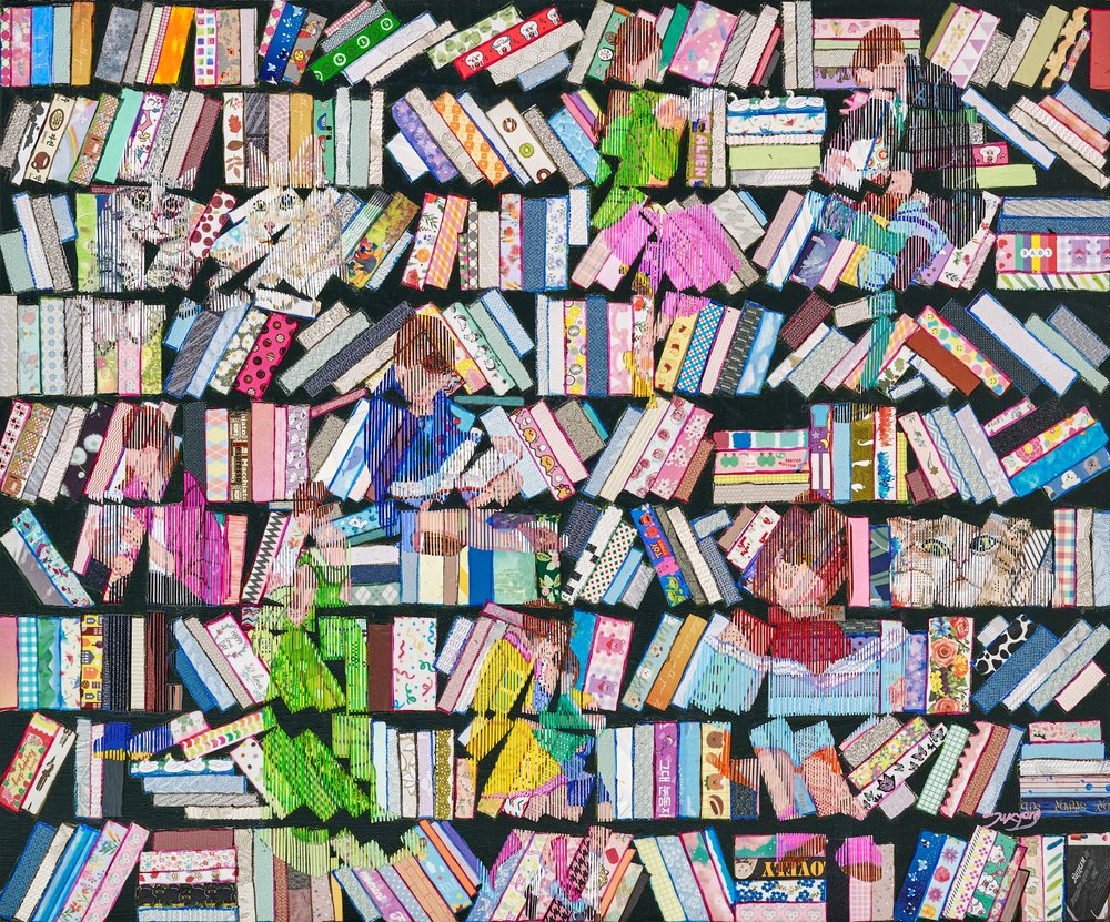 Leser In Gemusterten Bücherregalen von Jukyong Park