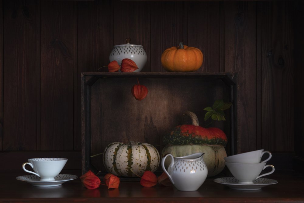 Herbstkürbisse und Teetassen von Lenka
