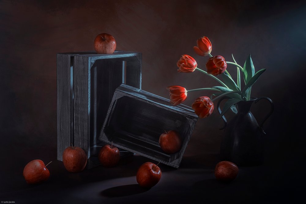 Dunkles Blumen- und Früchtestillleben von Lydia Jacobs