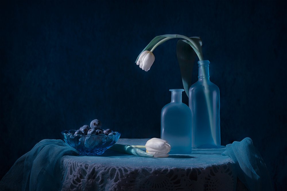 Elegantes Blaues Stillleben von Lydia Jacobs