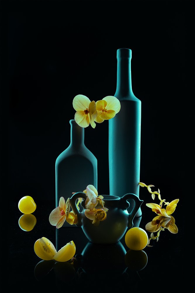 Goldene Orchideen Türkise Flaschen von Lydia Jacobs