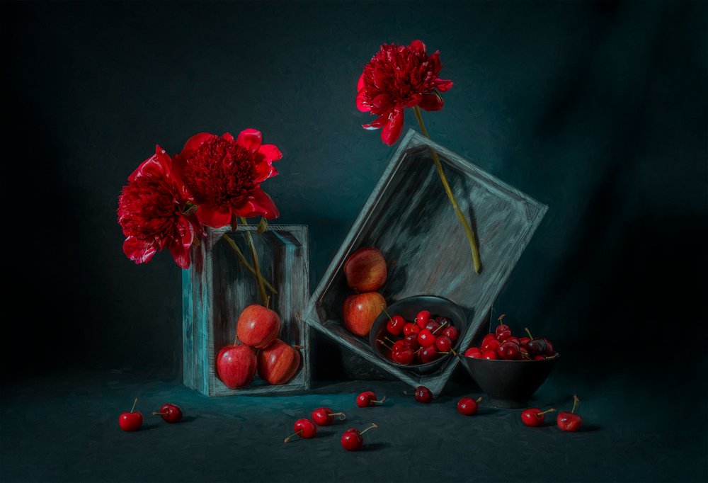 Rote Pfingstrosen und Kirschen von Lydia Jacobs