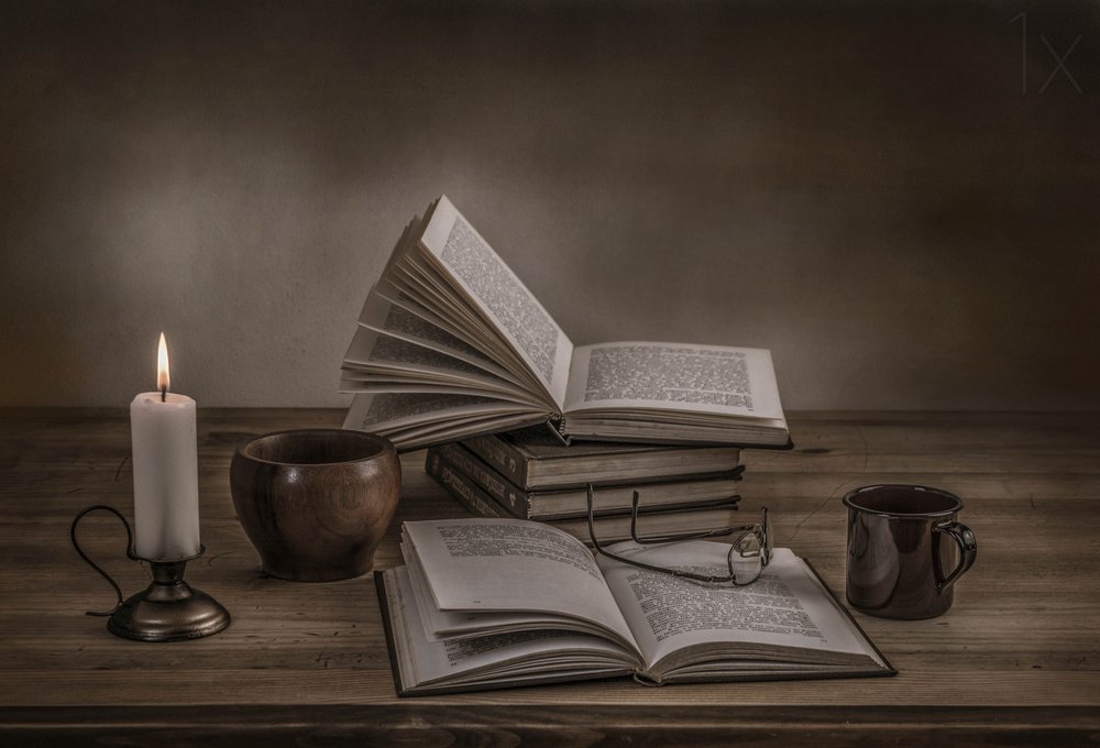 Kerzenbeleuchtete Bücher von Margareth Perfoncio