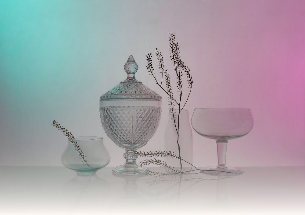 Elegantes Glaswaren-Stillleben von Margareth Perfoncio