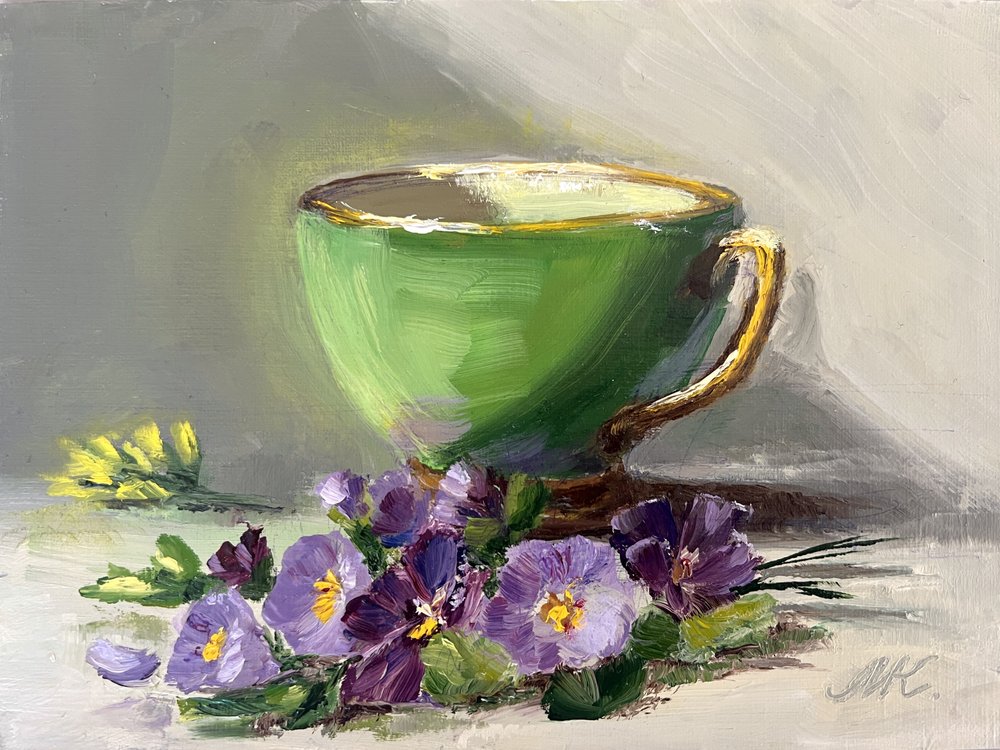 Stiefmütterchen in einer grünen Teetasse von Marina Kozyr