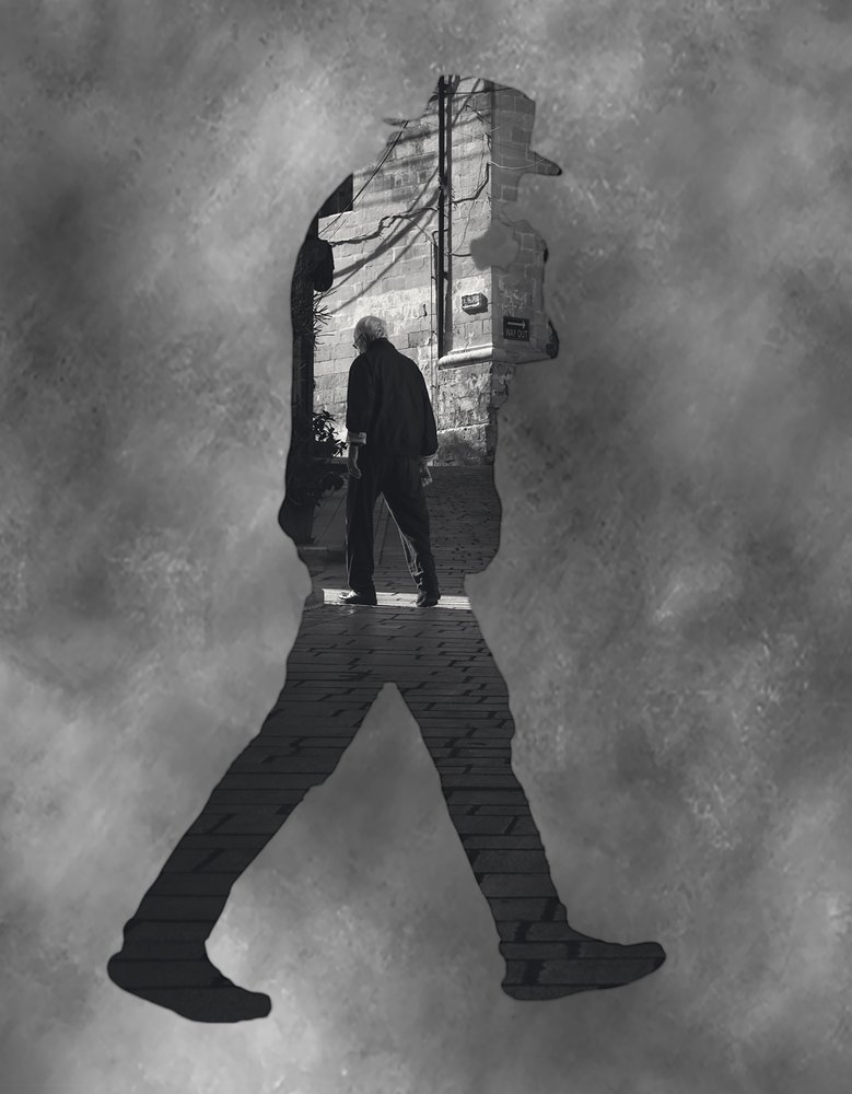 Silhouette eines alten Mannes beim Gehen von Martin Agius