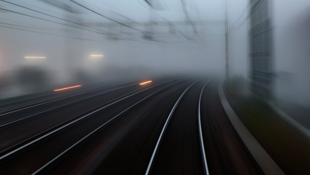 Durch den Nebel rasen von Mats Persson