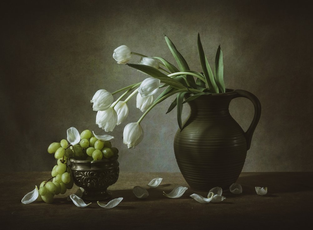 Weiße Tulpen und Trauben von May G
