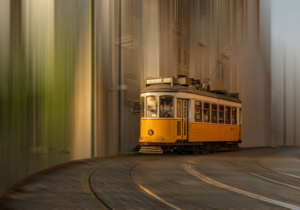 Gelbe Straßenbahn in Bewegung von Molly Fu APA