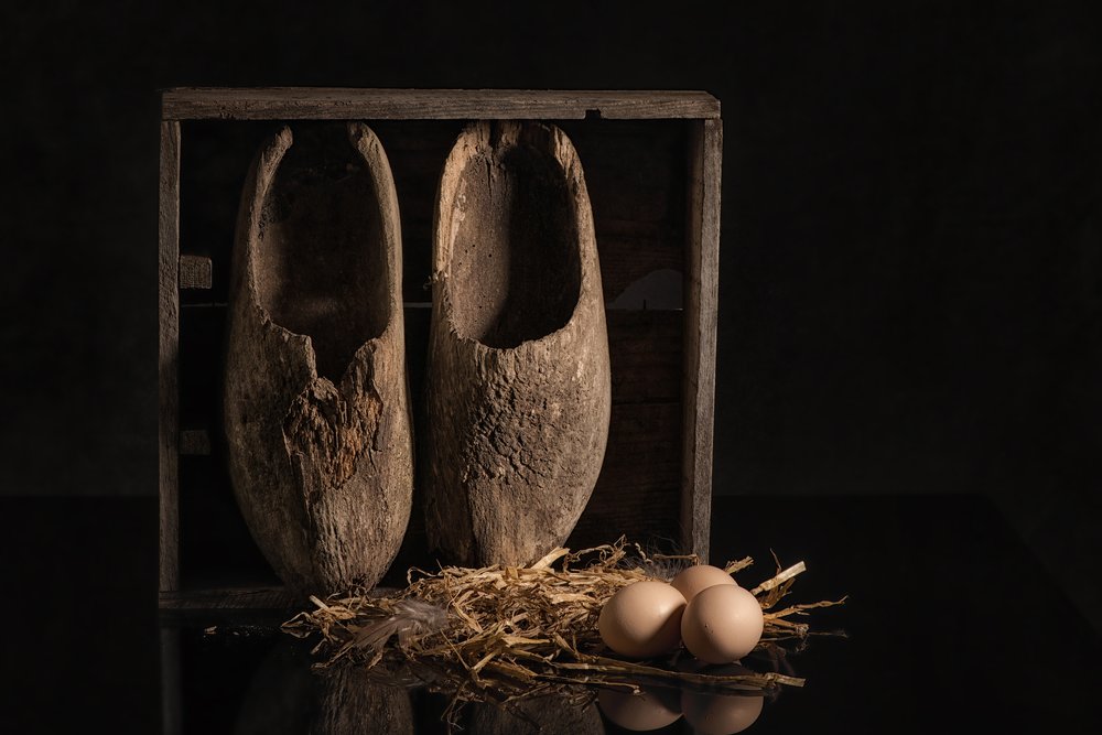 Rustikale Holzschuhe und Eier von Monique van Velzen
