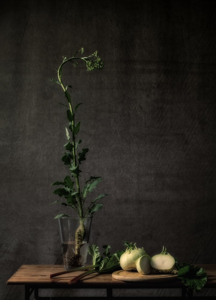 Rustikales Kohlrabi-Stillleben von Monique van Velzen
