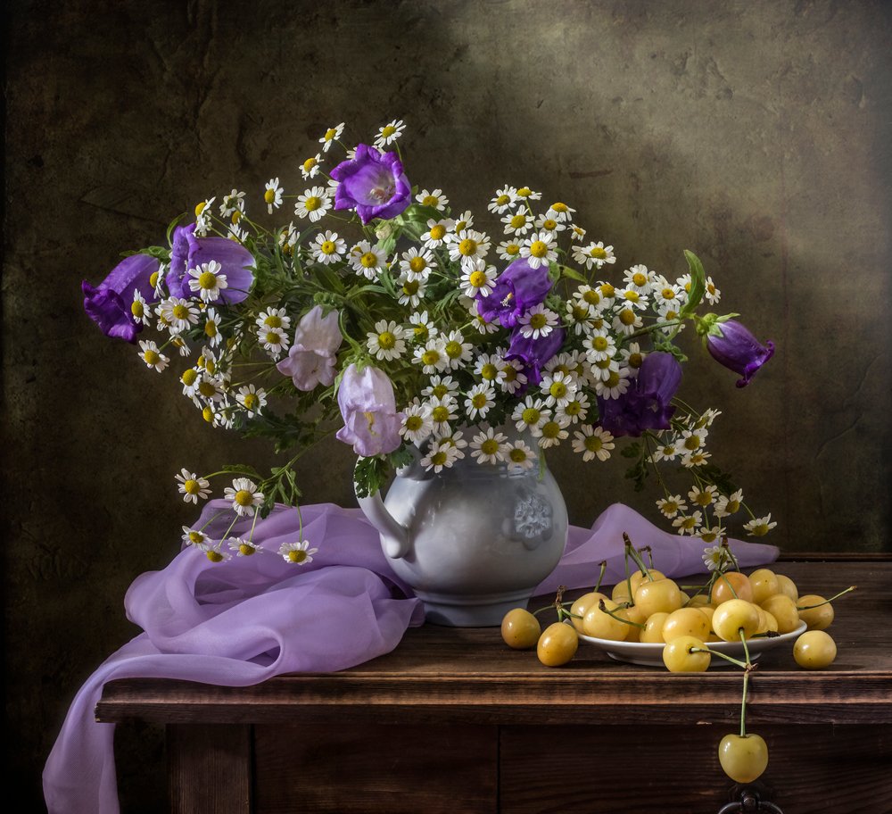Gänseblümchen und gelbe Kirschen von Olga Aleksandrovna