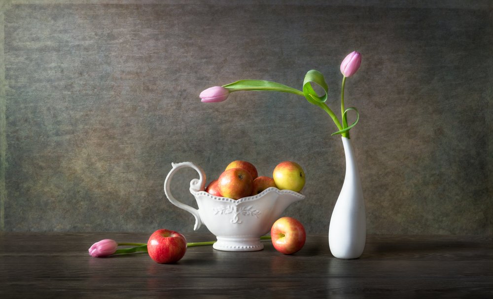 Elegante Äpfel und Tulpen von Rong Wei