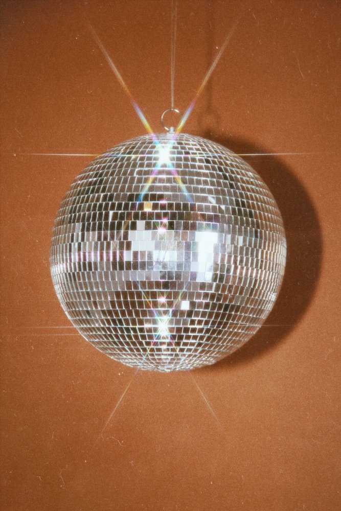 Funkelnde Discokugel von Samantha Hearn