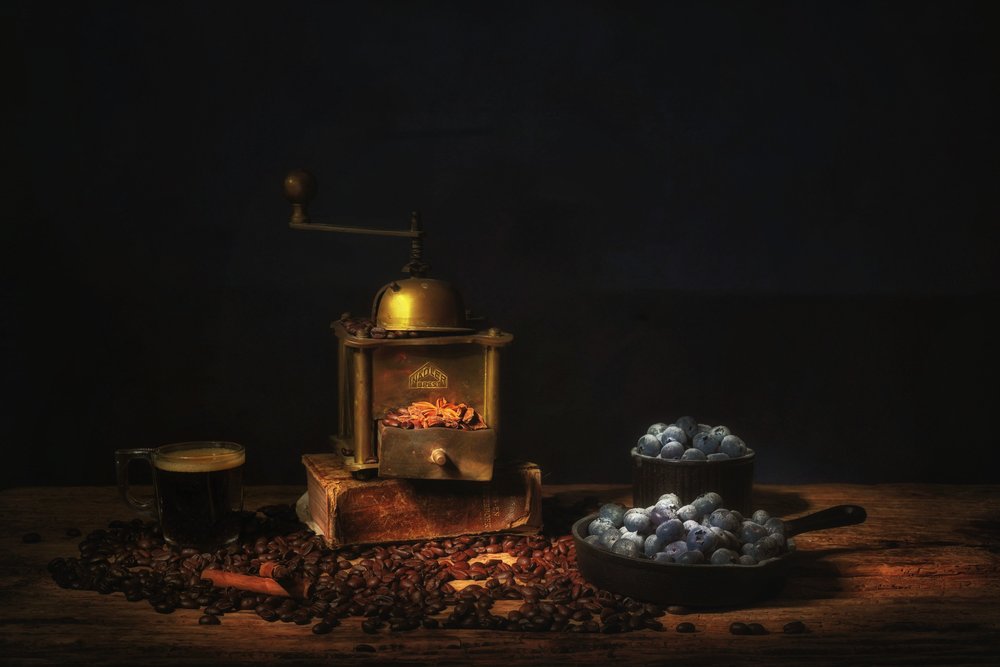 Kaffeemühle und Blaubeeren von Saskia Dingemans