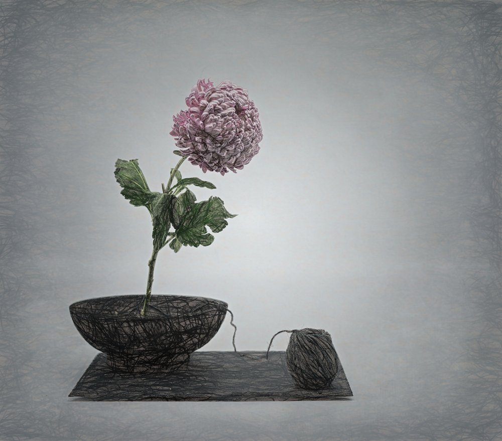 Texturiertes rosa Blumenstillleben von Saskia Dingemans