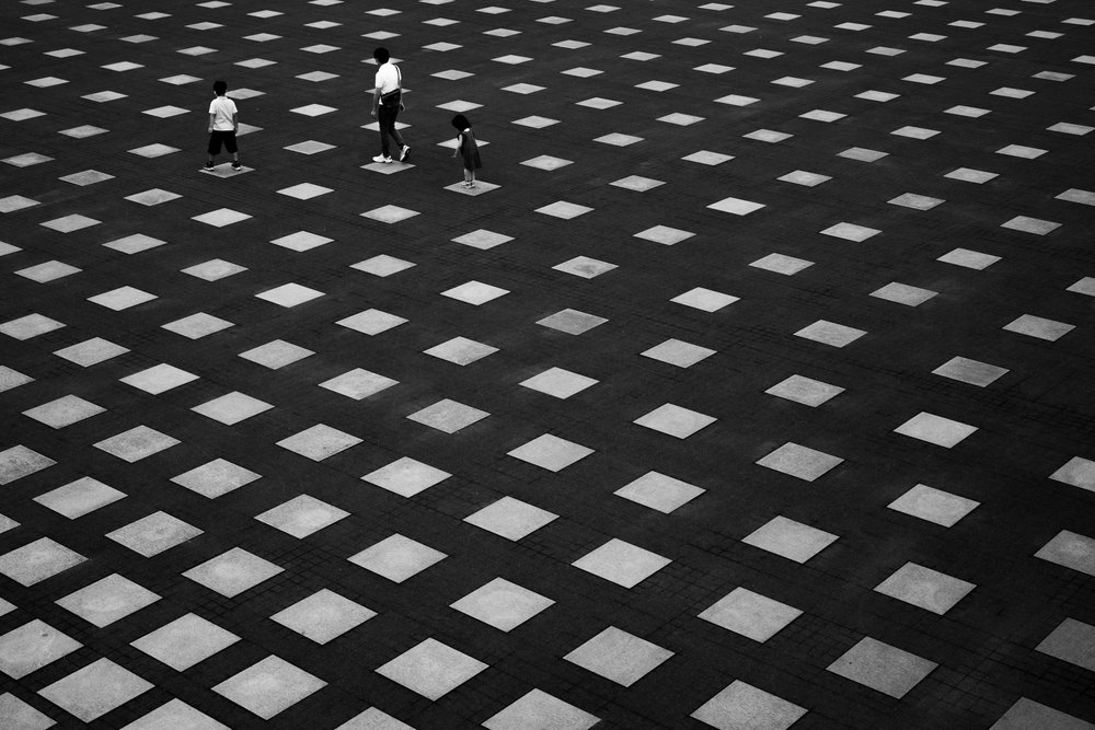 Menschen auf geometrischem Boden von Satoshi Hata