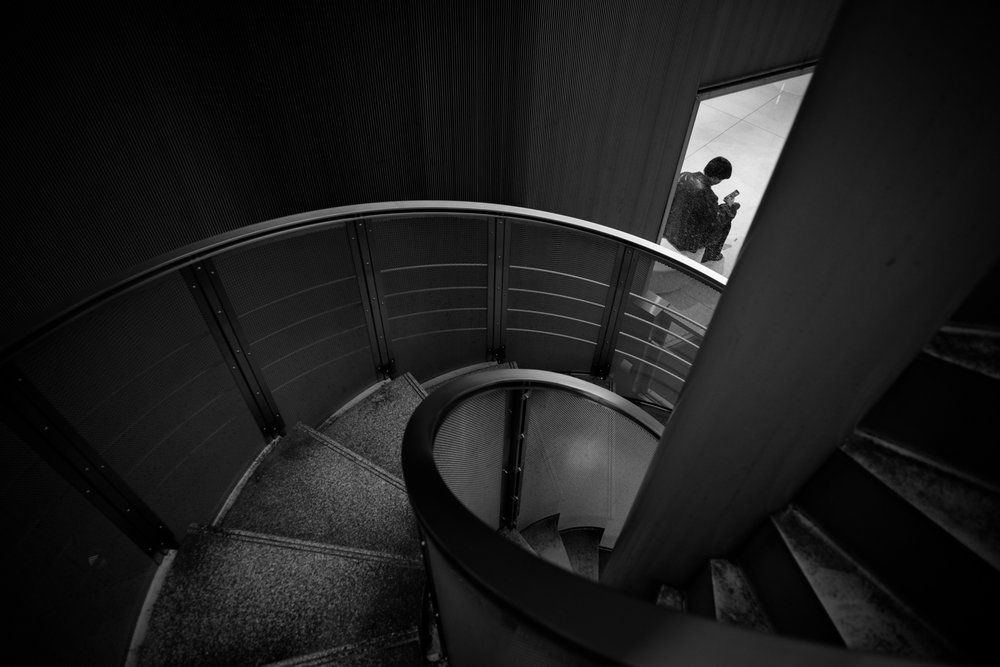 Einsame Figur Wendeltreppe von Satoshi Hata