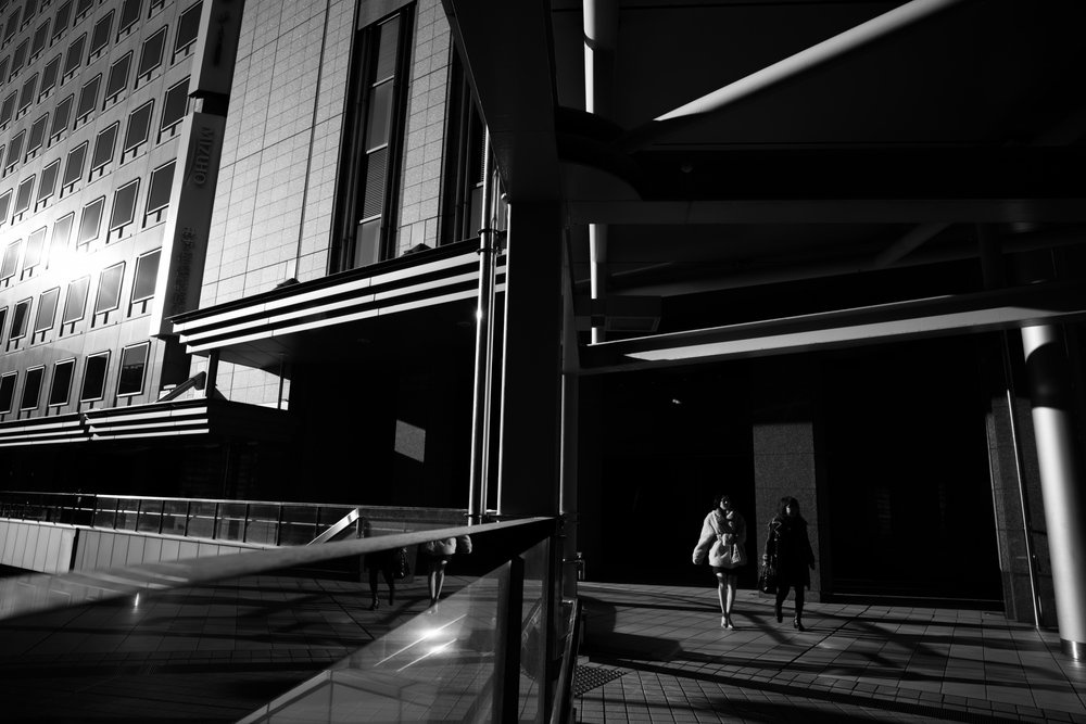 Städtische Schatten Spaziergang von Satoshi Hata