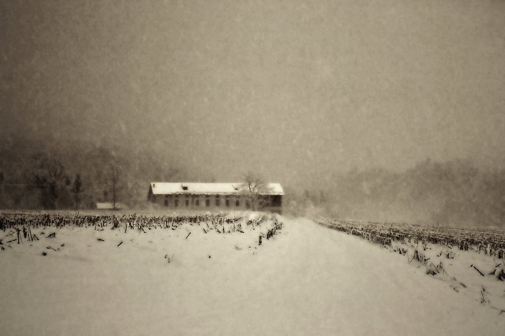 Winterliche Scheunenlandschaft von Sheila Bernard