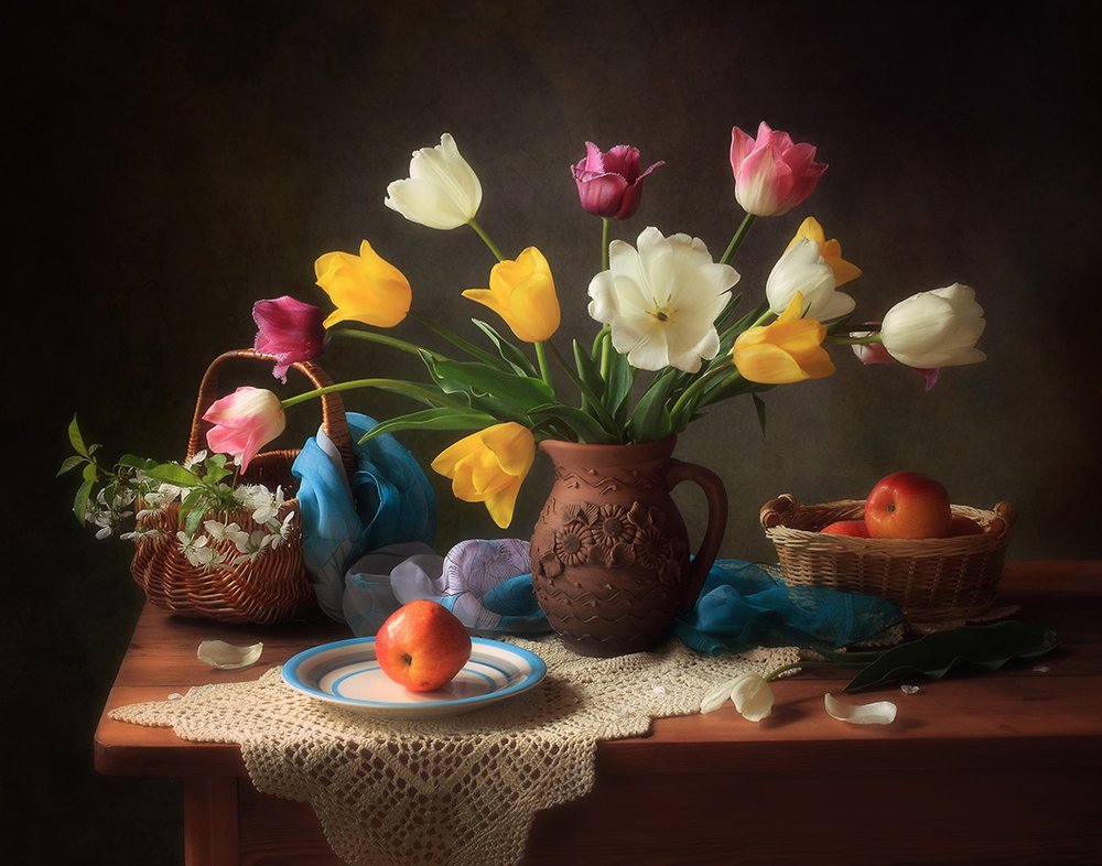 Klassisches Tulpen Stillleben von Tatyana Skorokhod