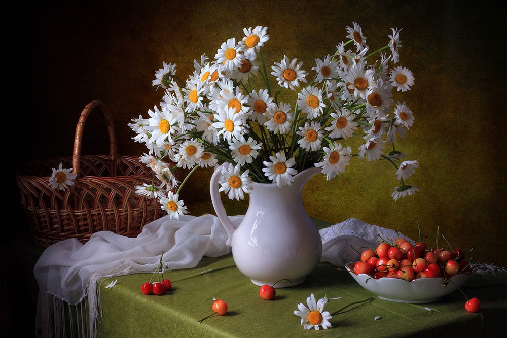 Frische Gänseblümchen und Kirschen von Tatyana Skorokhod