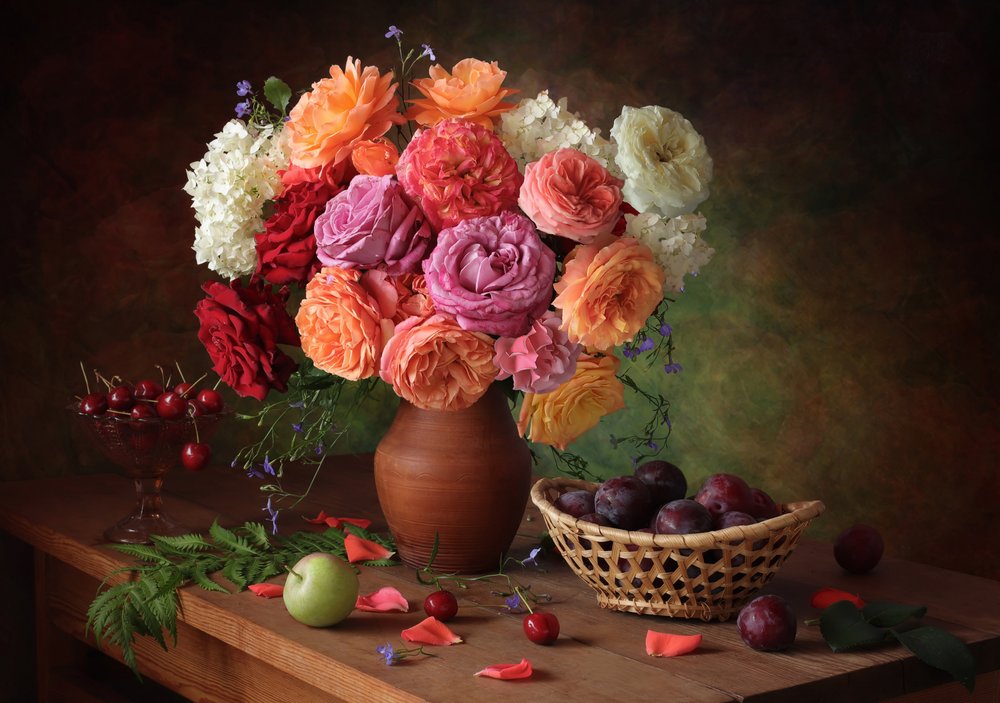 Lebendige Rosen und frisches Obst von Tatyana Skorokhod