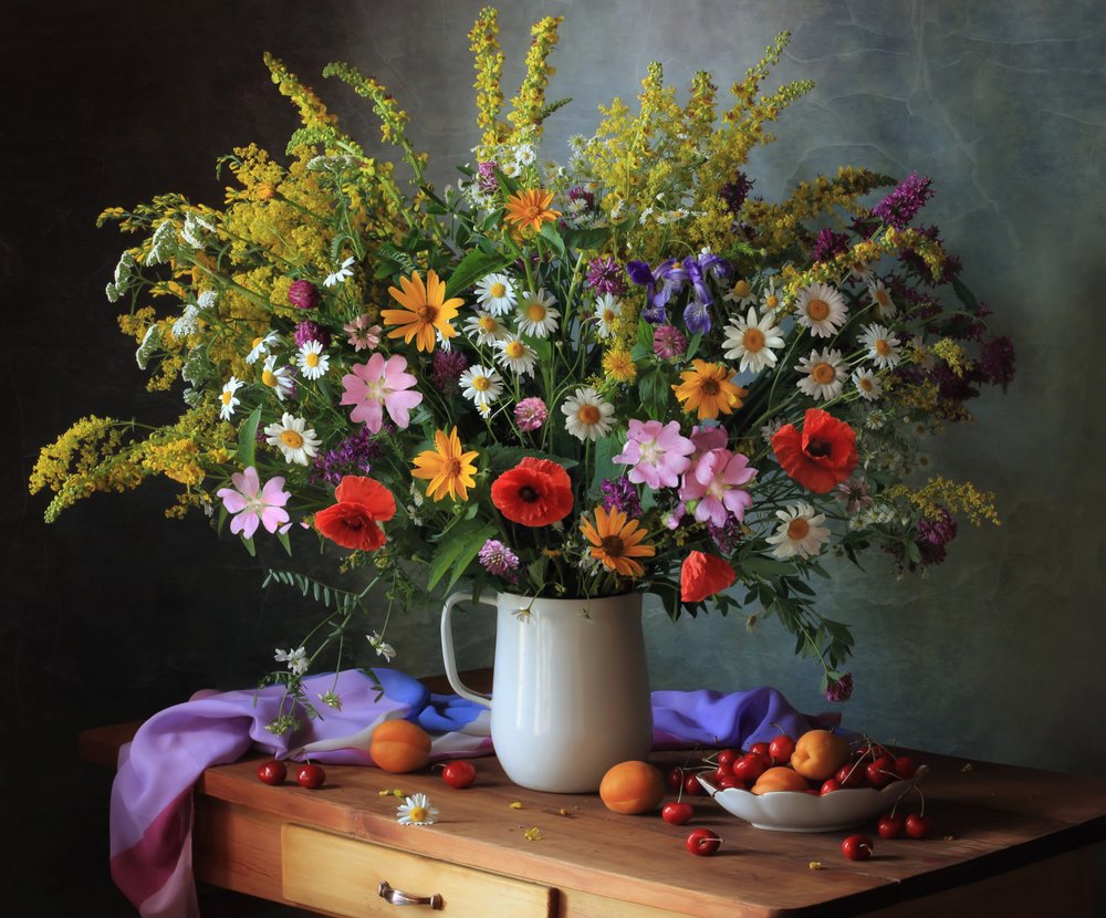 Wildblumen und Sommerfrüchte von Tatyana Skorokhod