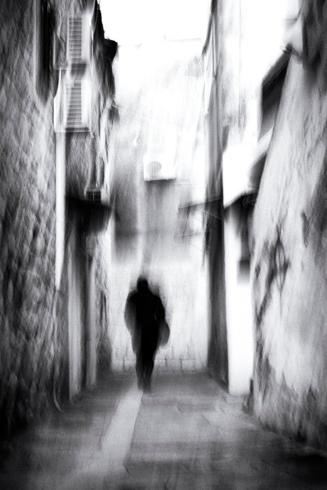 Verschwommene Figur in Gasse von Tito Mindoljevic