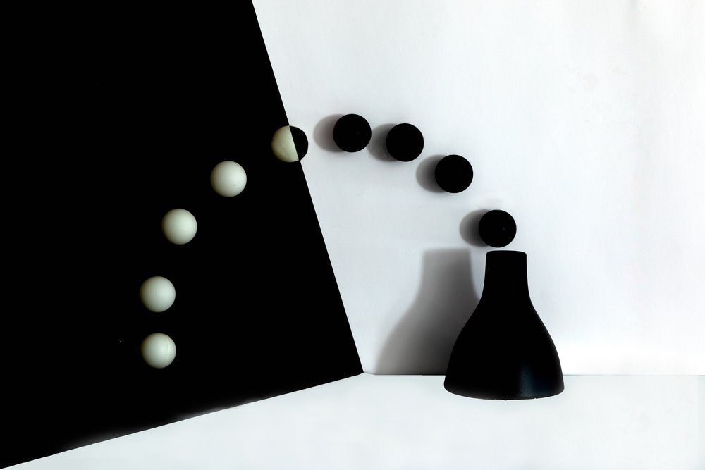 Schwarz-Weiße Sphärenfluss von Wendy Xu