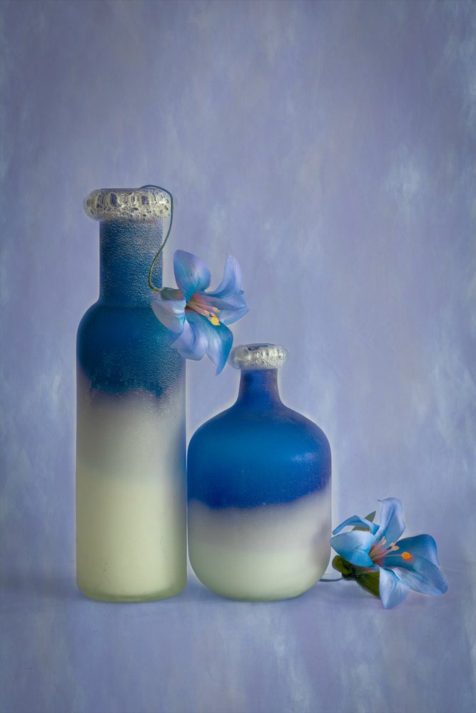 Serenes Blaues Stillleben von Wendy Xu