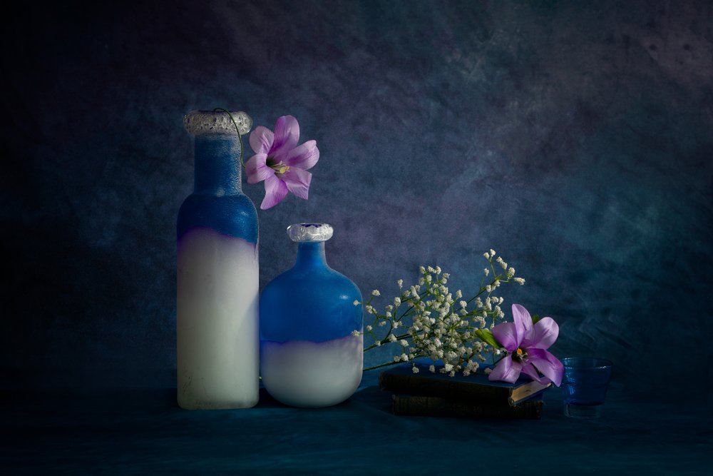 Serenes Blaues Stillleben von Wendy Xu