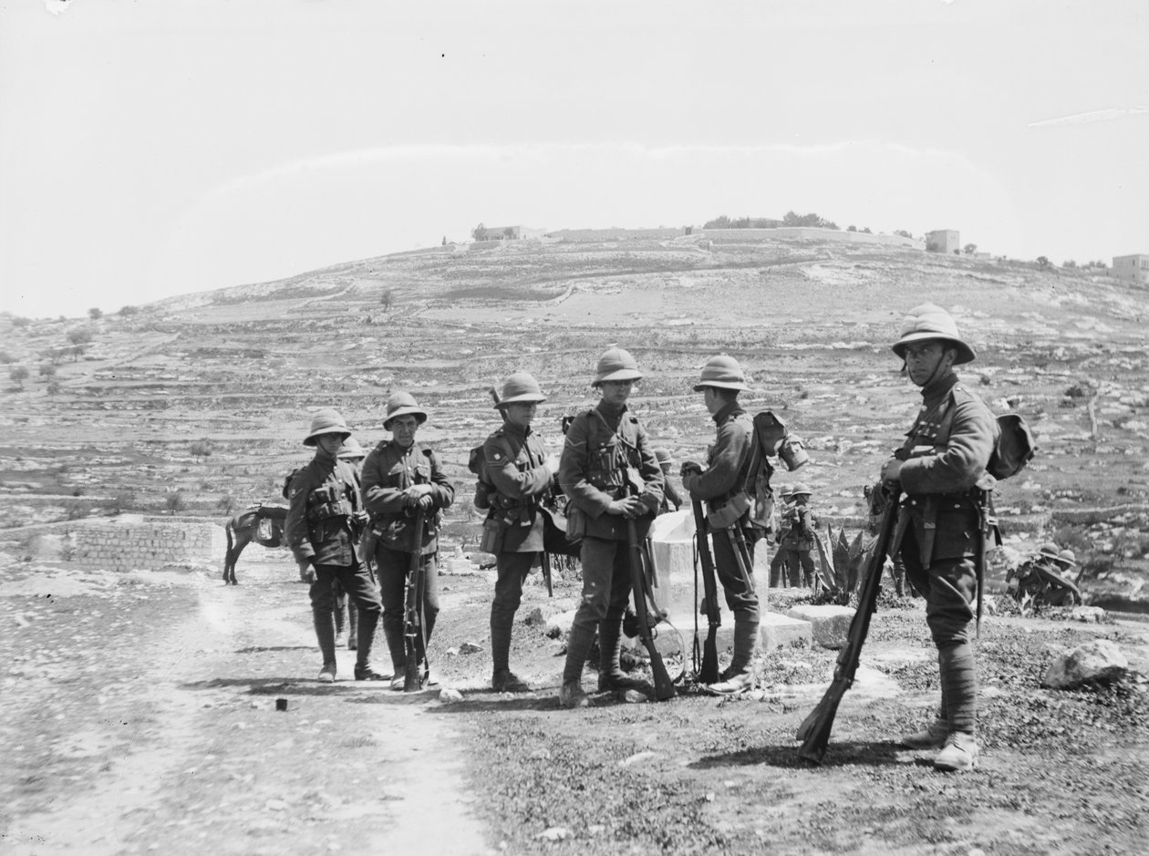 Britische Soldaten außerhalb Jerusalems während des anti-jüdischen Aufstands, 1920 von Unbekannt Unbekannt