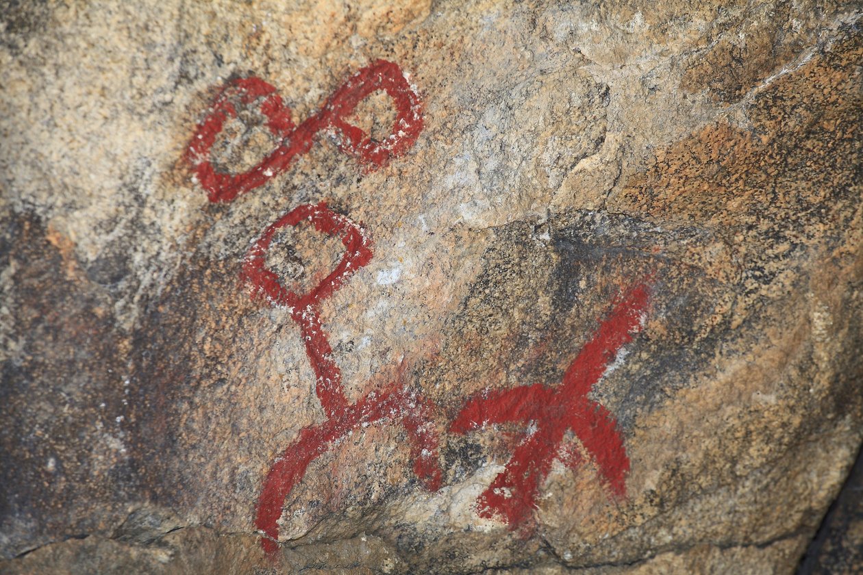 Indische Petroglyphen Nordamerikas. Gemälde in den 50er Jahren für die Dreharbeiten eines Westerns hinzugefügt. Joshua Tree Nationalpark, Kalifornien, USA. Nordamerikanische Indianerkultur von Unknown