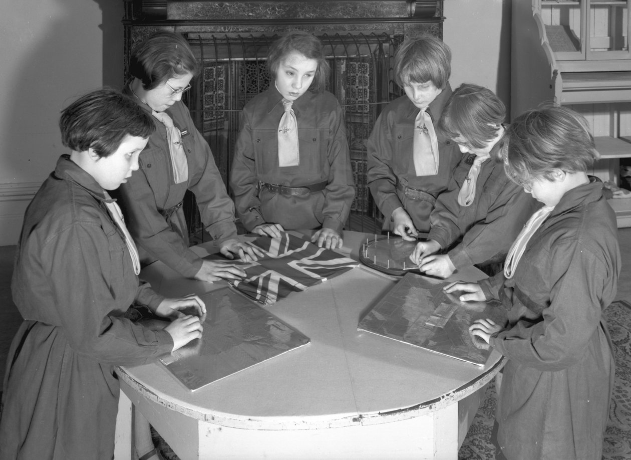 Mitglieder der Royal Victoria School for the Blind Brownie-Gruppe nehmen an Bastelaktivitäten teil, Newcastle upon Tyne, UK, Januar 1962 von Unbekannt Unbekannt