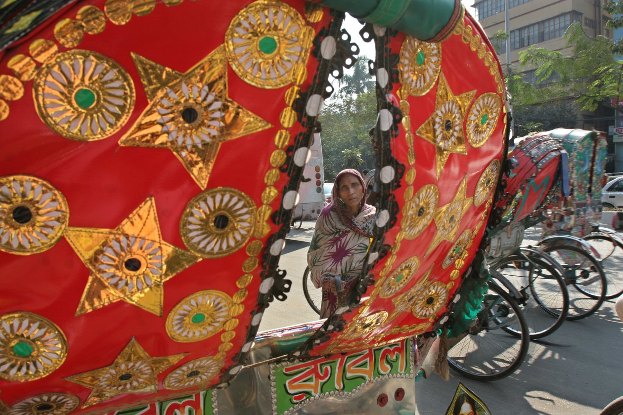 Rikschas sind ein gängiges Transportmittel in Bangladesch. Rikscha-Dekoration ist eine beliebte und einzigartige Kunstform. Normalerweise werden die Bilder vom Hersteller ausgewählt. Bilder aus Filmen oder religiösen Themen von Unknown