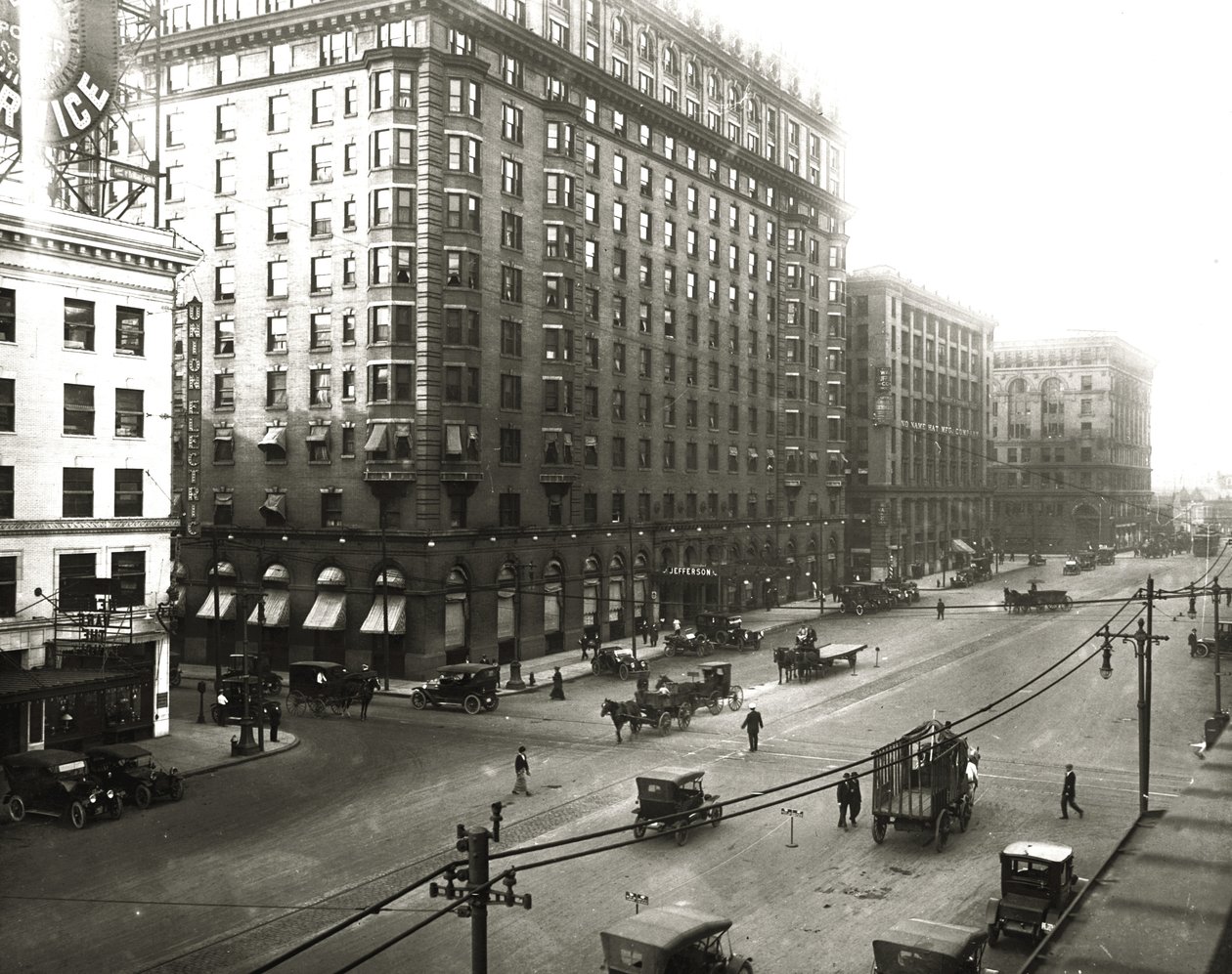 Jefferson Hotel und Union Electric Gebäude an der Kreuzung der Zwölften und Locust Straße von Unknown