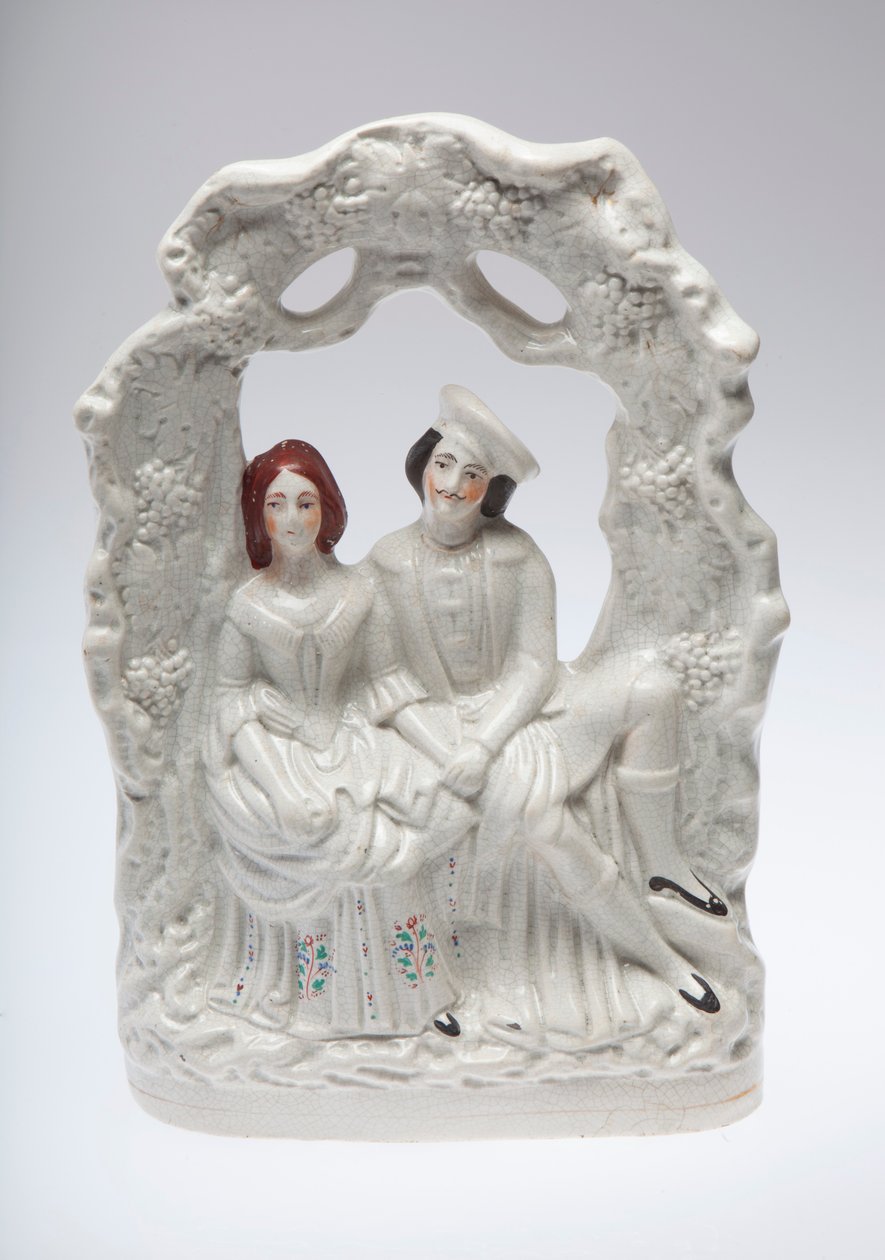 Staffordshire Keramikfigur eines sitzenden Paares, das sich an den Händen hält. Möglicherweise eine Hochzeitsszene von Unknown