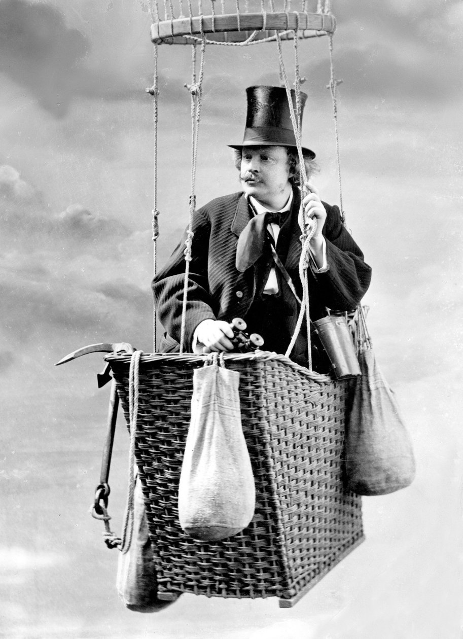 Französischer Fotograf Gaspard Felix Tournachon genannt Felix Nadar (1820-1910), hier ein Selbstporträt im Studio in einer Gondel eines Heißluftballons von (1820 1910) Nadar