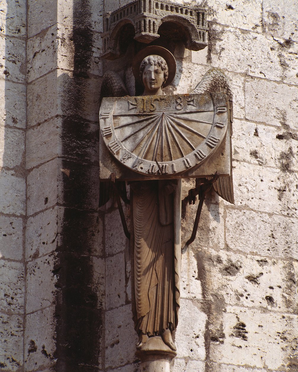 Gotische Kunst: Darstellung des Engels auf der Sonnenuhr. Skulptur des 20. Jahrhunderts nach einem Original des 16. Jahrhunderts, aufbewahrt in der Krypta, südwestliche Ecke der Basilika Notre Dame de Chartres (Eure et Loir) von (after) French School