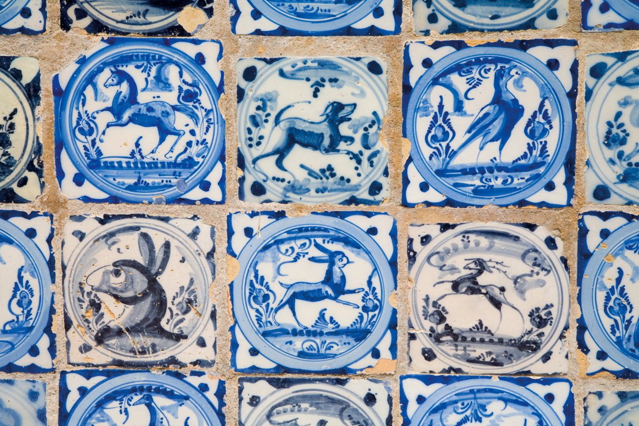 Real Alcázar, Keramikfliesen mit Tier- und Vogelfiguren, Sevilla, Spanien von Unknown