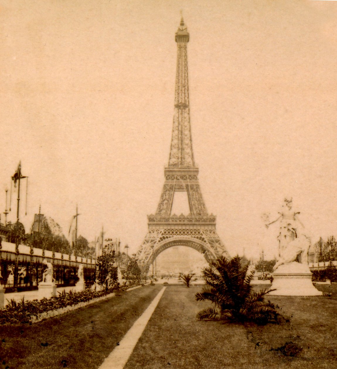 Blick auf den Eiffelturm und Palais du Trocadéro vom Jardin du Champ de Mars, Paris, Frankreich. 1889 von Unknown