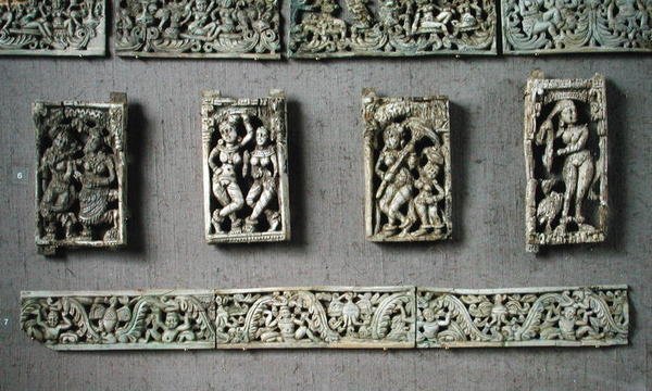 Vier Tafeln mit weiblichen Figuren und zwei dekorative Bänder, aus Begram von Afghan School