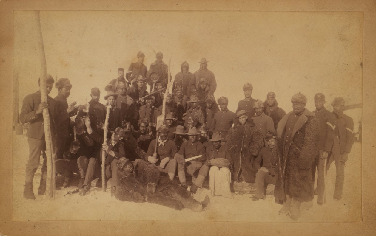 Buffalo-Soldaten der 25. Infanterie, einige in Büffelmänteln, Fort Keogh, Montana von American Photographer