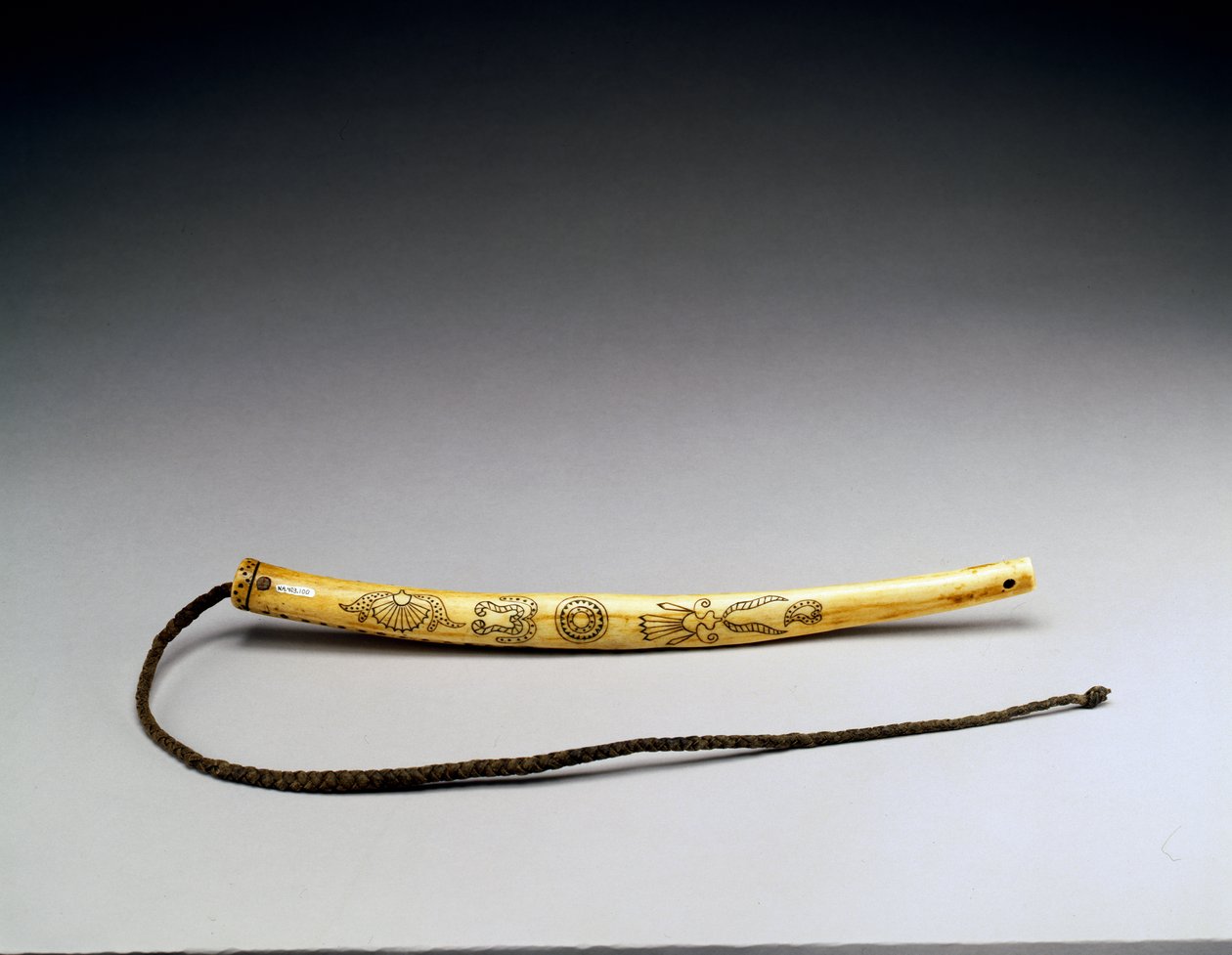 Peitsche, graviertes Elchgeweih, Crow Nation, ca. 1840 von American School