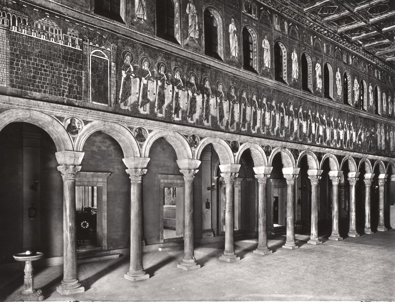 Innenansicht des Kirchenschiffs mit Mosaiken, die die Prozession der Jungfrauenmärtyrer darstellen von Byzantine School
