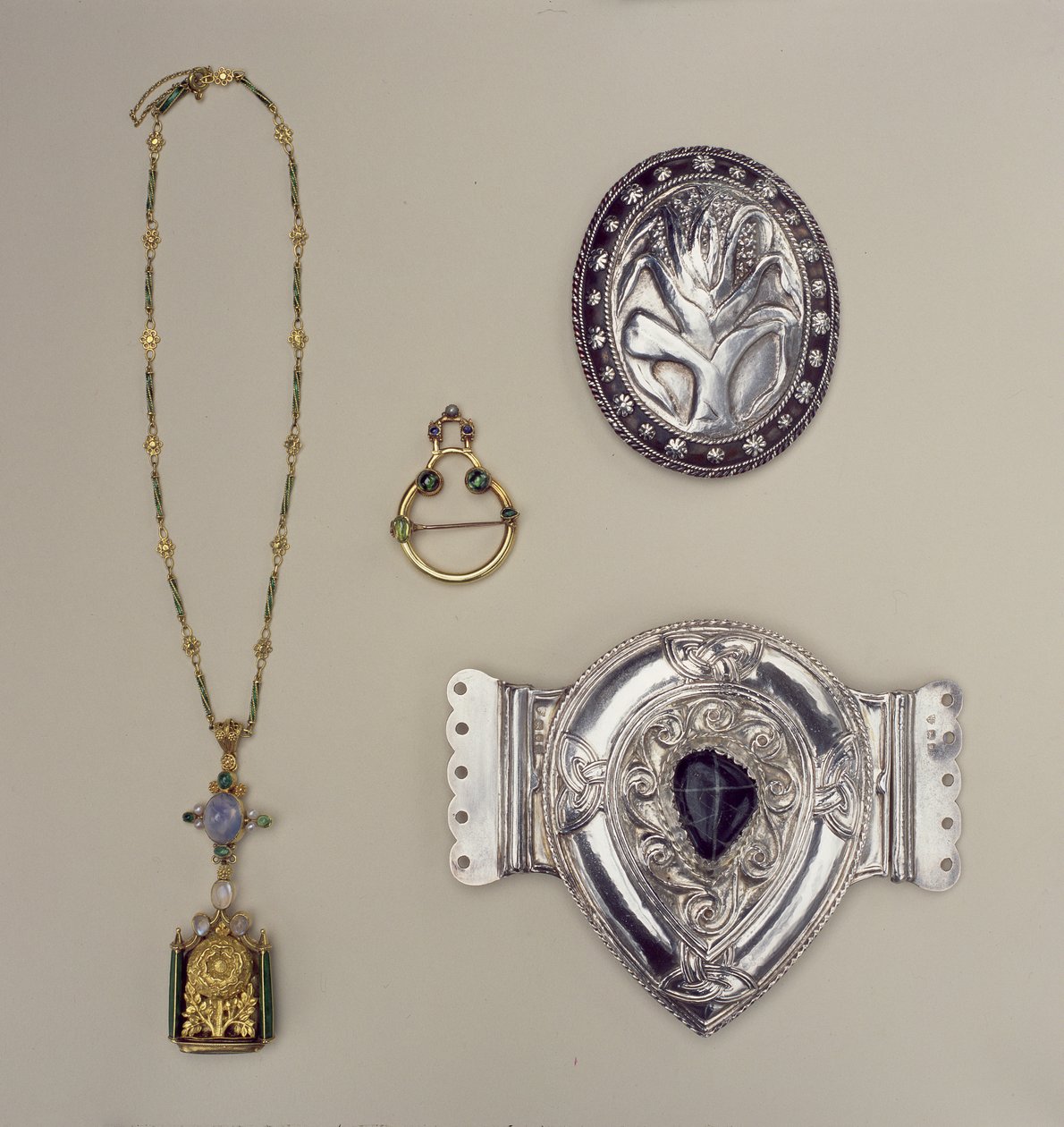 Schmuck von Henry Wilson, John Paul Cooper und Edward Spencer von English School