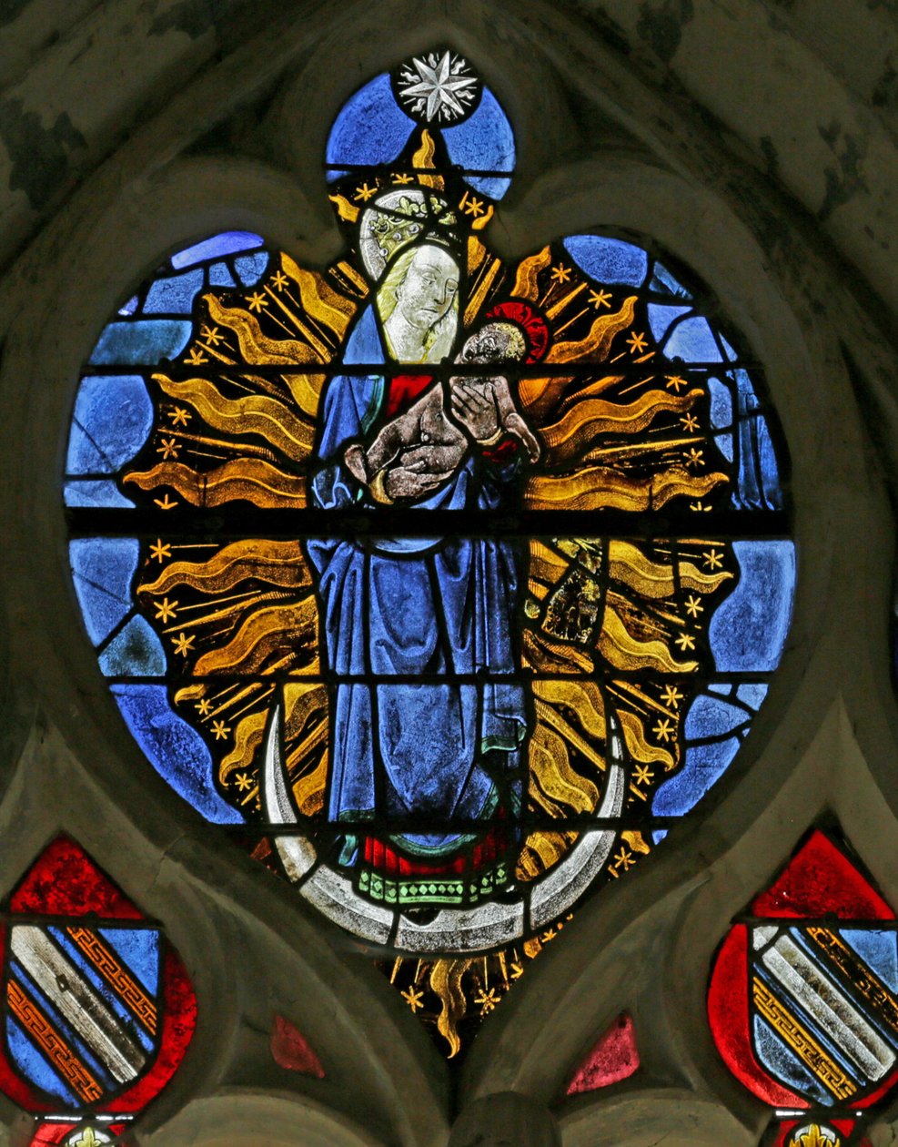 Fenster mit der Darstellung der Frau, bekleidet mit der Sonne und dem Mond unter ihren Füßen aus dem Buch der Offenbarung des Heiligen Johannes von French School