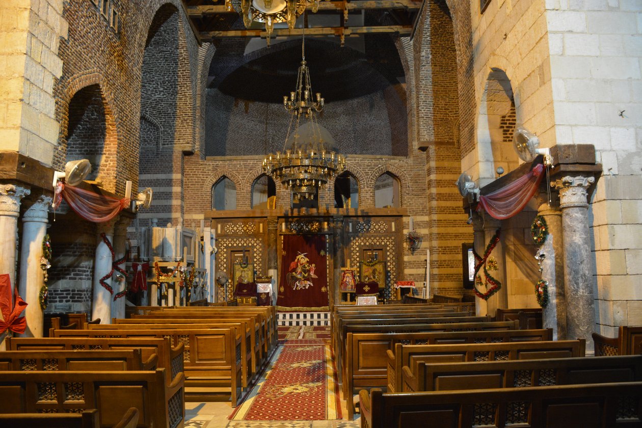 Innenraum der Sankt-Mercurius-Kirche Abu Sefein in Alt-Kairo, historische koptisch-orthodoxe Kirche mit Ikonen und hölzerner Ikonostase. von Albert Mansour