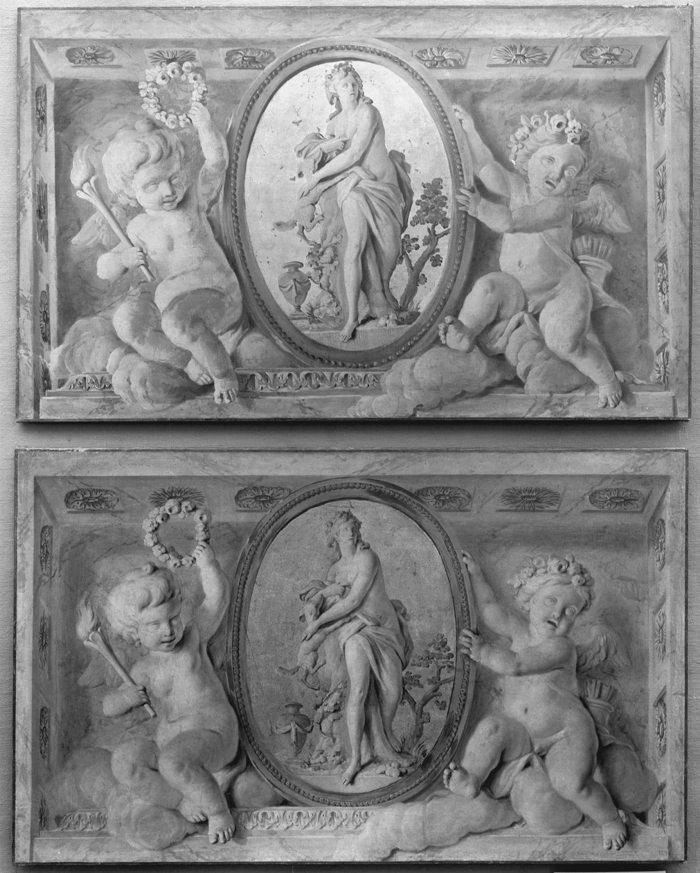 Paar von Überdachungen mit Diana oder einer Nymphe in einem ovalen Medaillon, unterstützt von Amorini von 18th century . French Painter